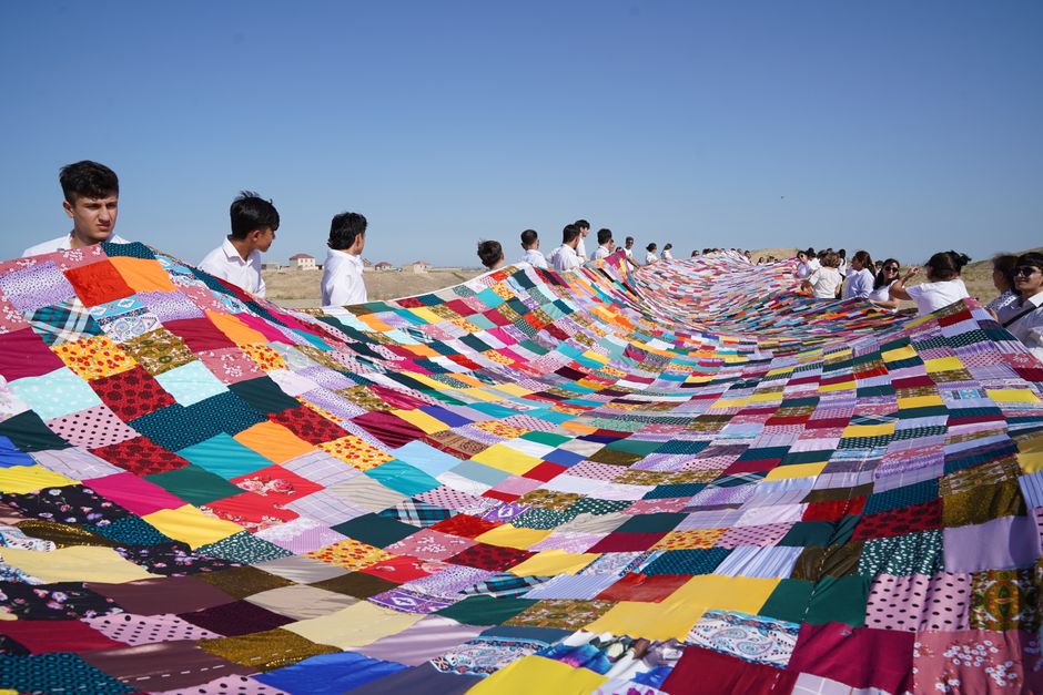 Retalhos de tecido colorido reunidos para projeto de patchwork artesanal