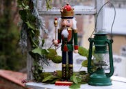 经典的胡桃夹子和灯笼为窗台增添了节日魅力，窗台上绿树成荫