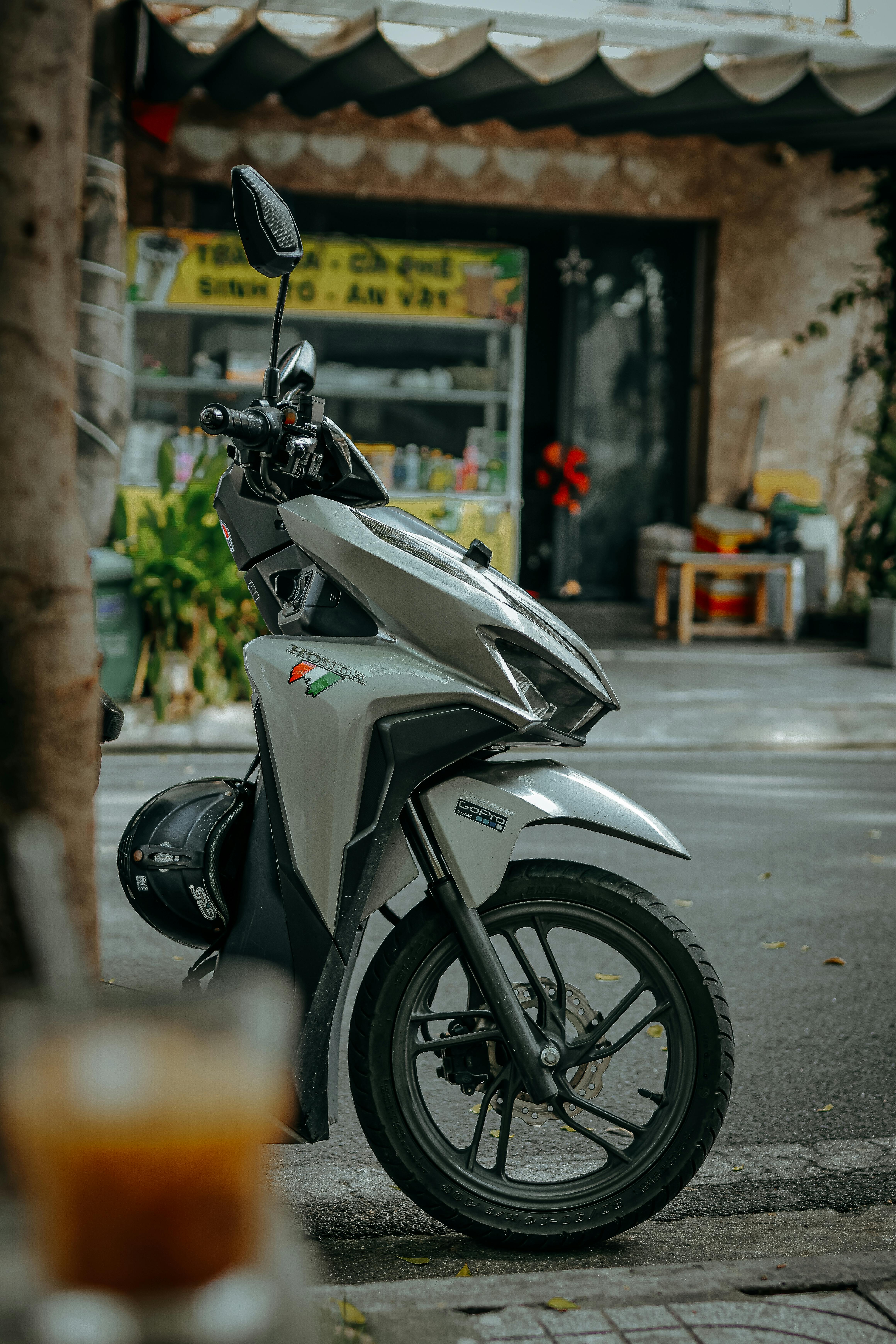 停在城市街道上的機車