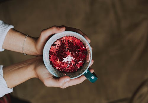 Photo De Personne Tenant Une Tasse D'étoiles