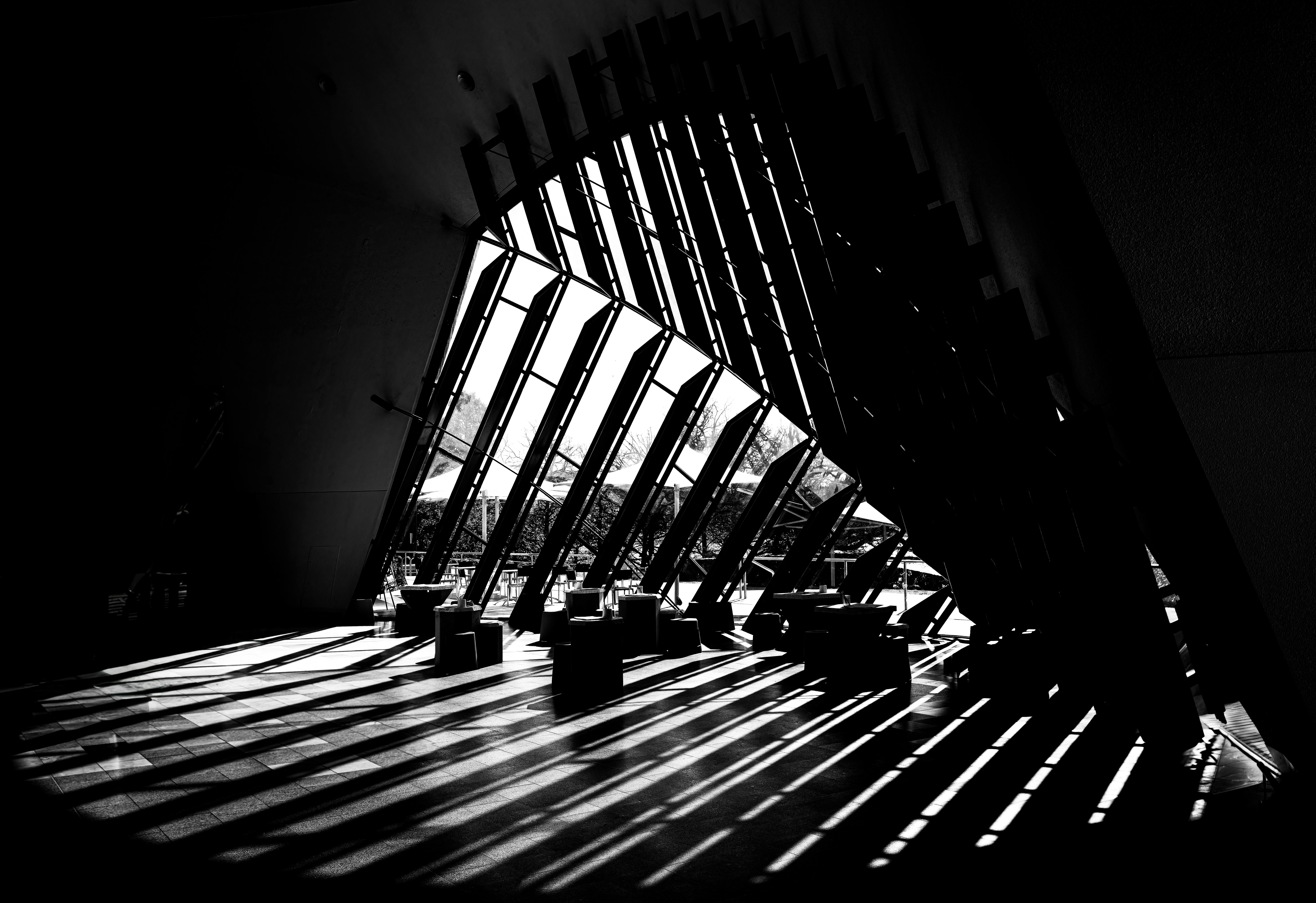 Gratis Impresionante captura en blanco y negro de la arquitectura interior moderna de Canberra con juegos de luces y sombras. Foto de stock