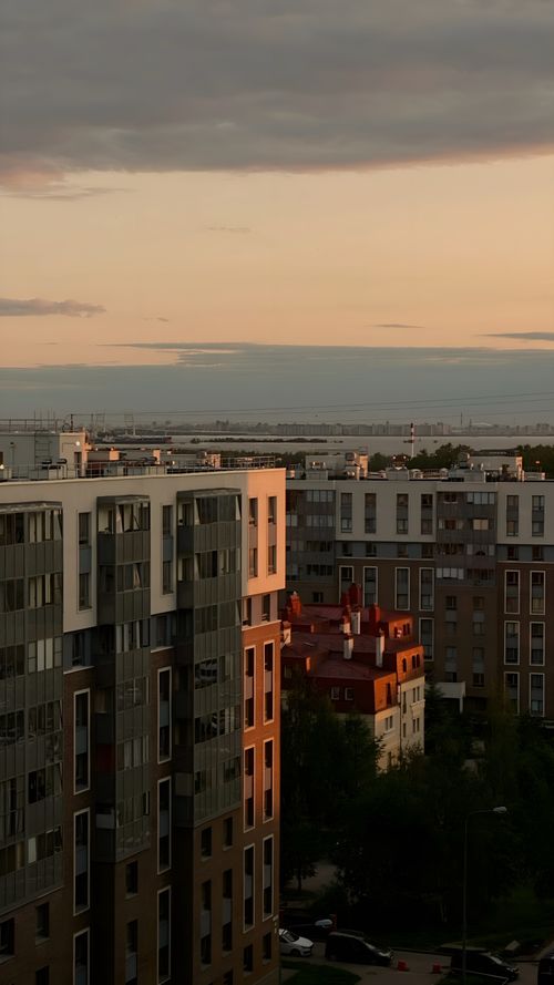 Free Captivating urban view of modern apartment buildings at sunset. Stock Photo