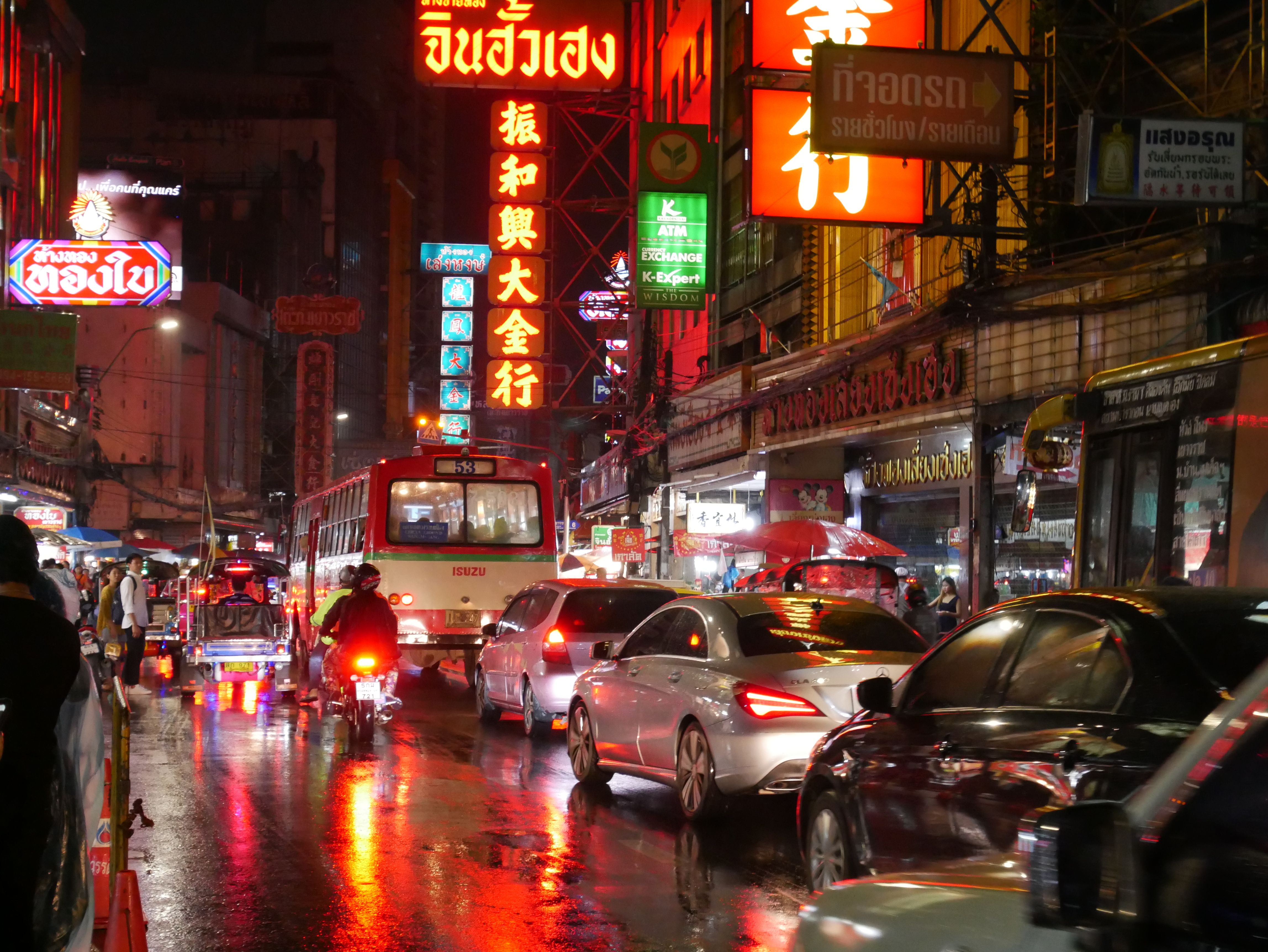 Gratuit Une scène nocturne animée dans le quartier chinois de Bangkok avec un trafic intense et des enseignes au néon illuminées. Photos