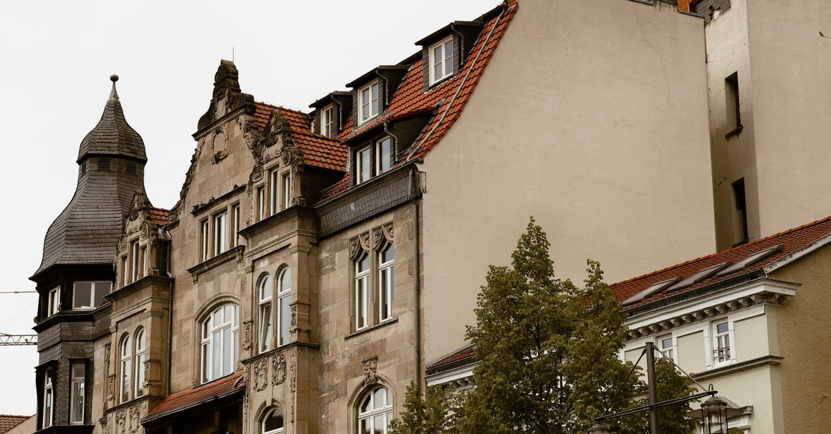 Historische Hausfassade mit ornamentalen Details und traditionellen Dachelementen in Eisenach, Deutschland