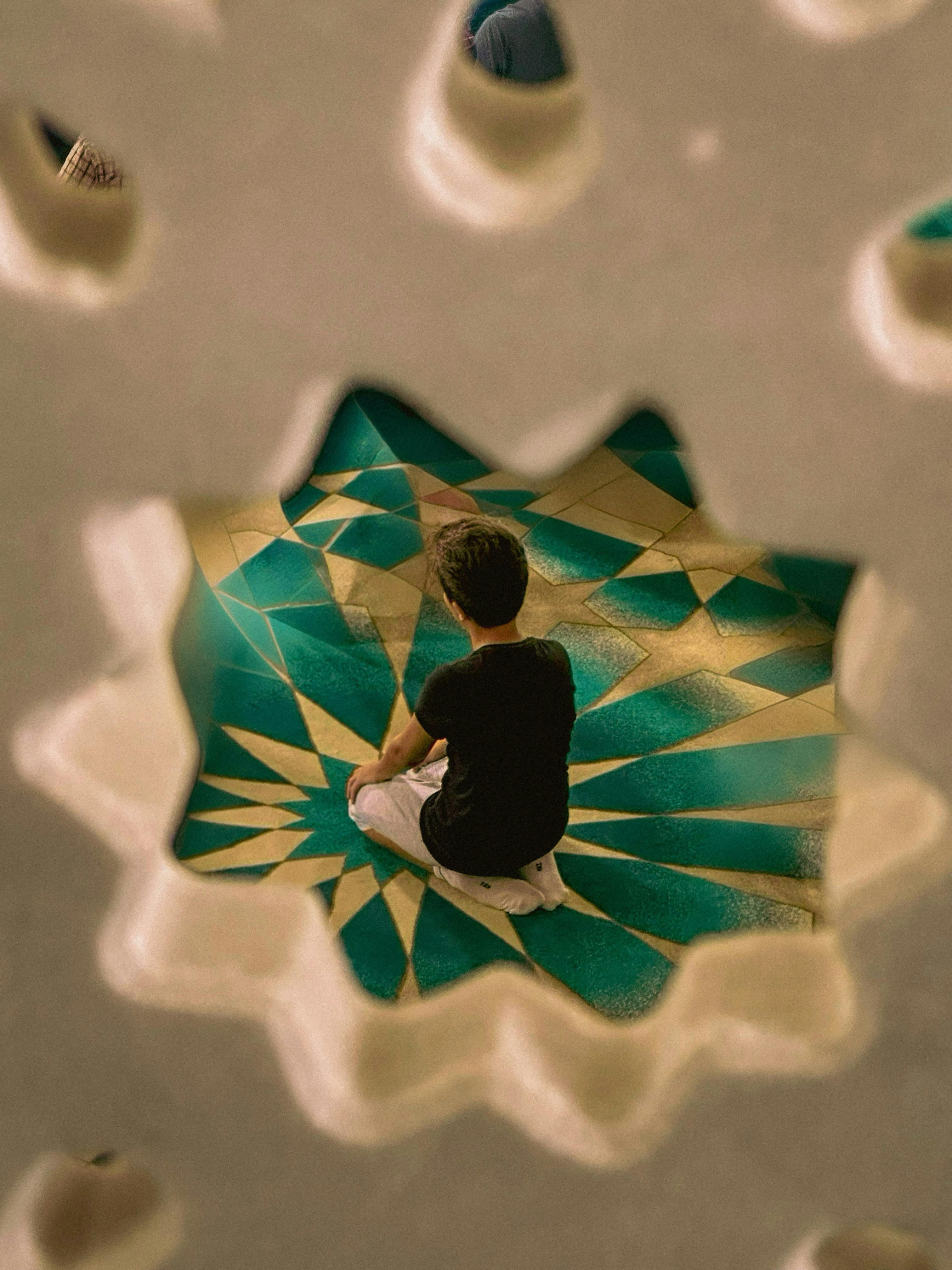 Gratuit Persoană rugându-se într-o moschee, surprinsă prin modele geometrice, Istanbul. Fotografie de stoc