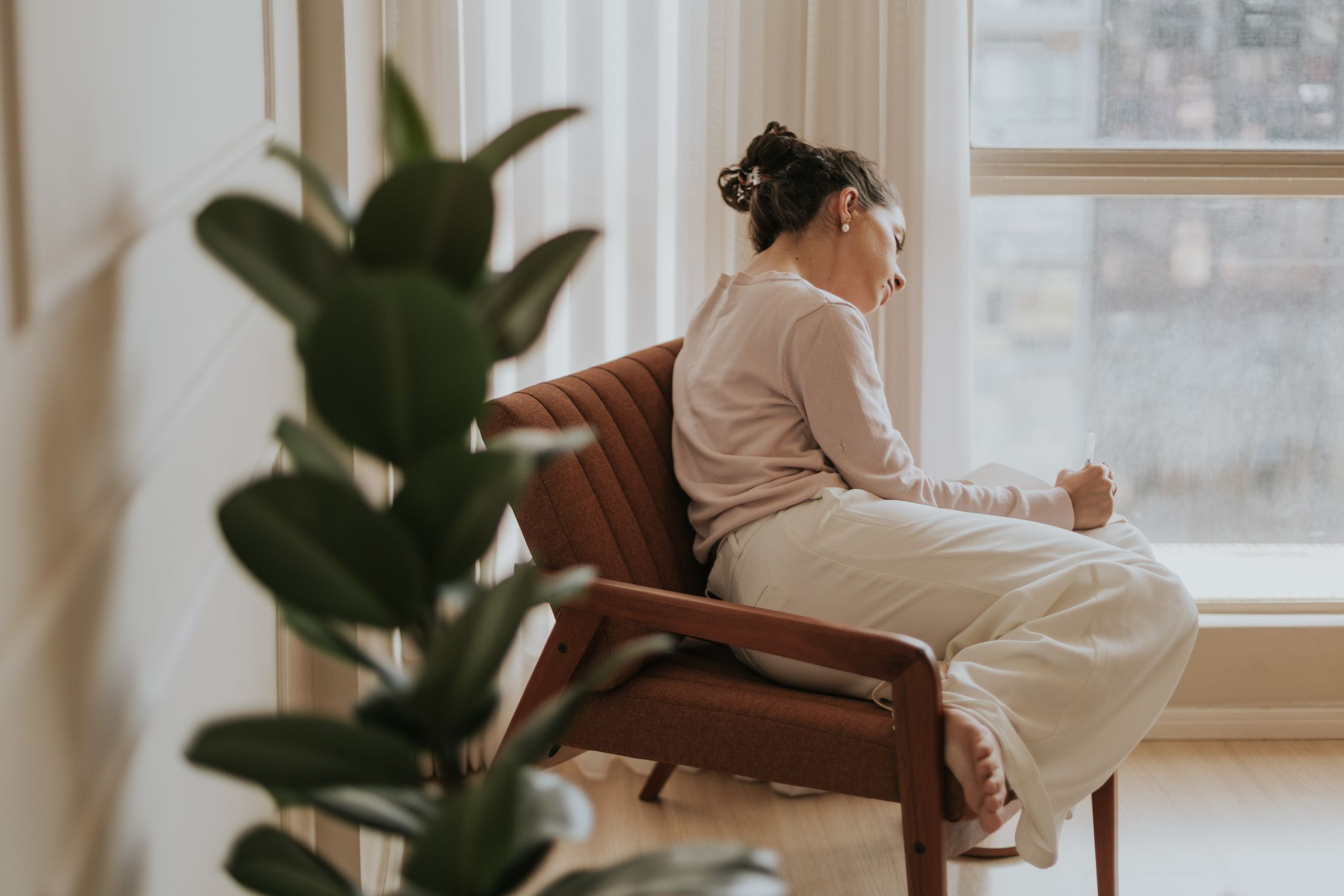 Mulher relaxando em casa, exemplificando a importância da ativação do sistema parassimpático para o bem-estar e o prazer