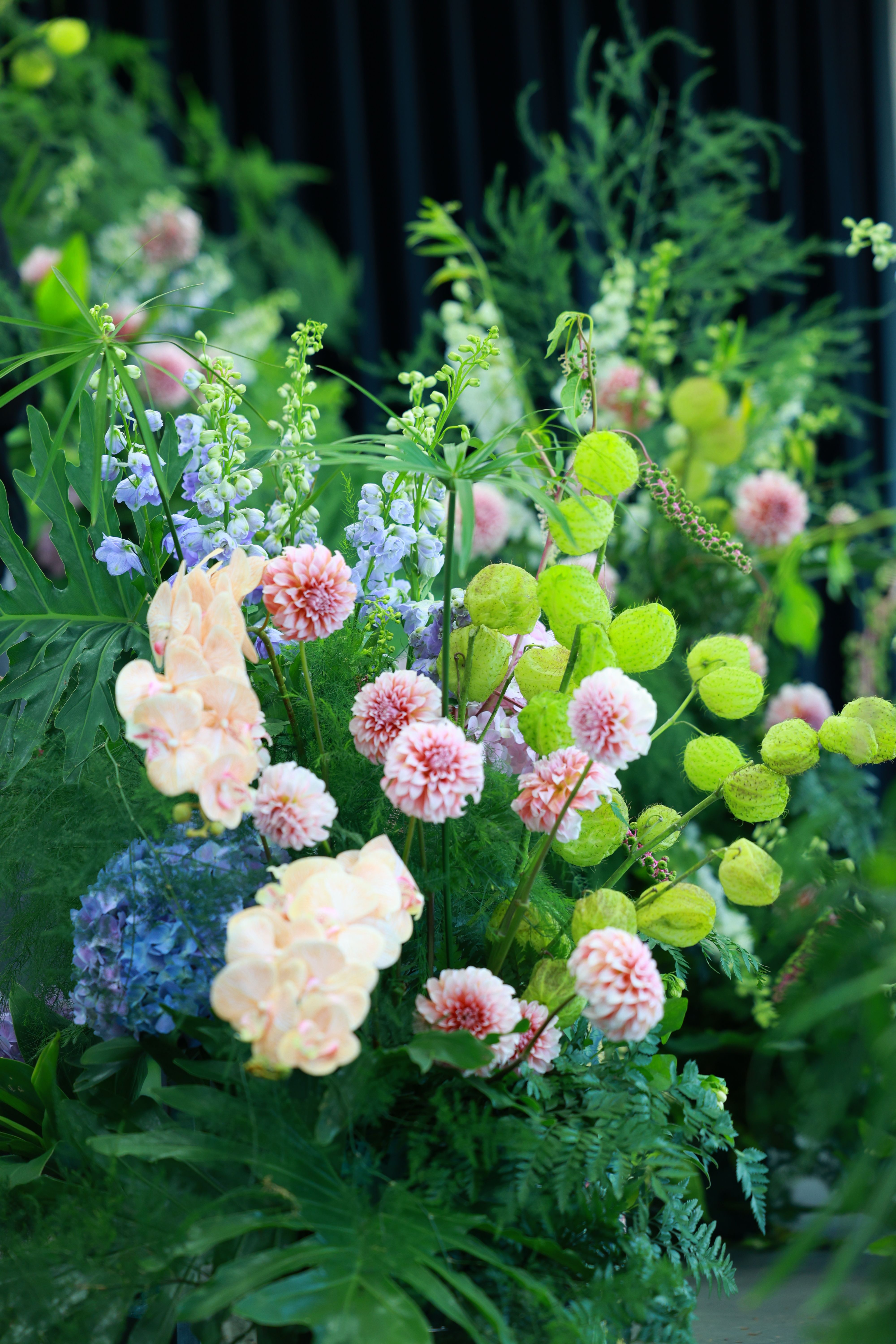 [ColoSach]-a-lush-floral-display-featuring-vibrant-mixed-flowers-and-lush-greenery.