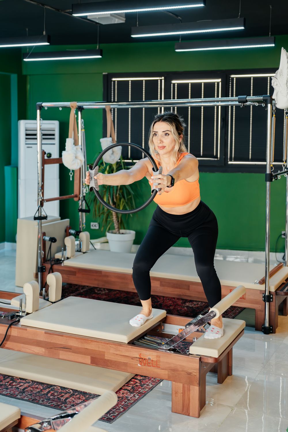 Pilates eğitmeni Selin Aras stüdyo dersinde