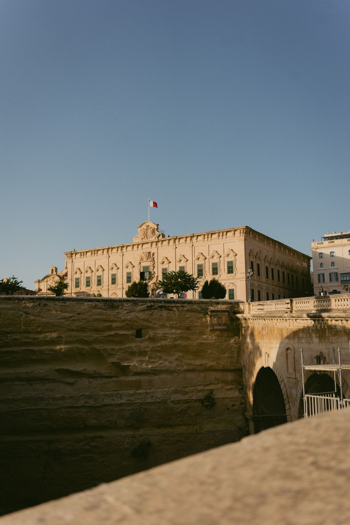 Valletta Malta - clădire istorică din piatră aurie în lumina zilei
