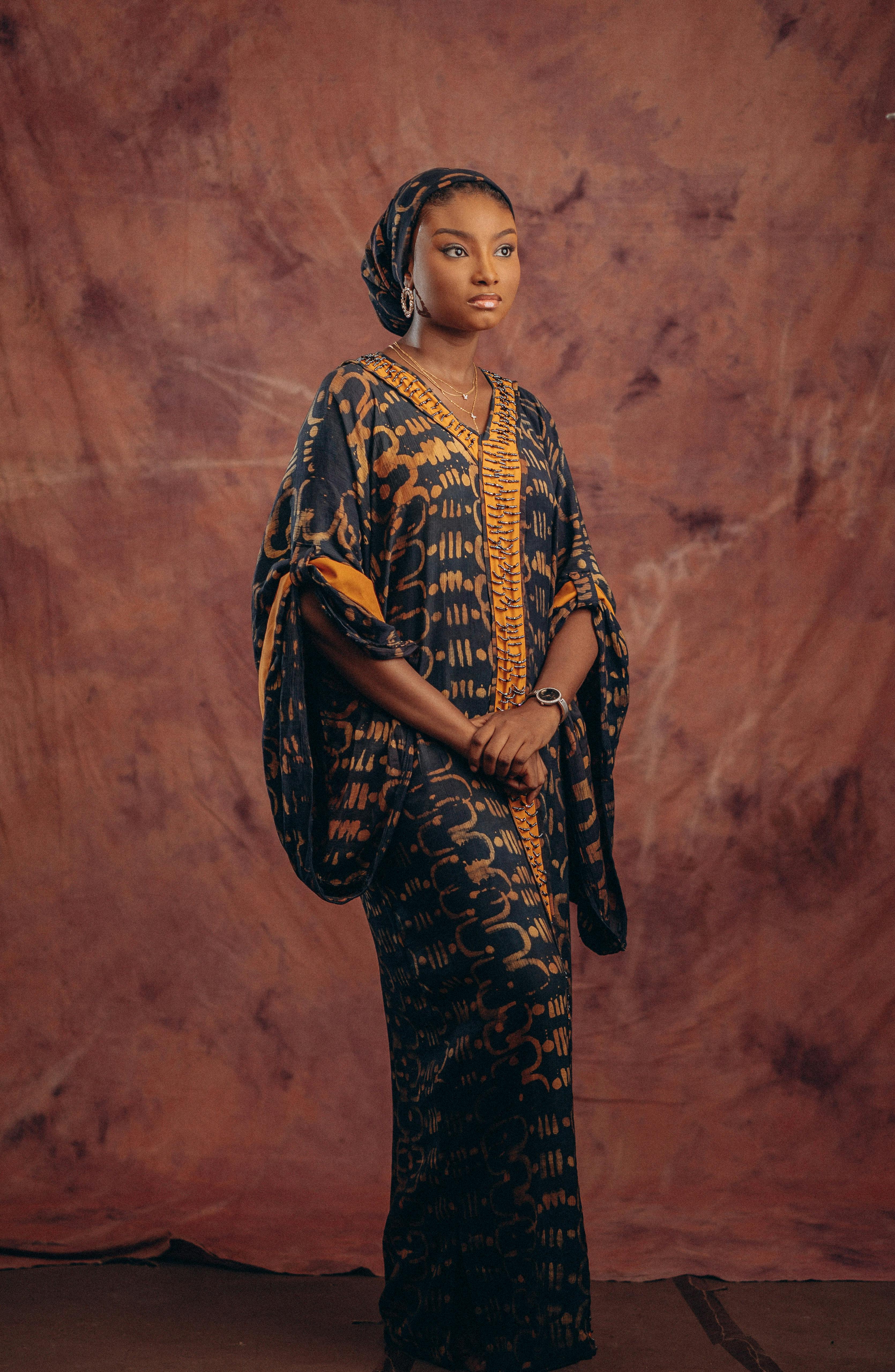 非洲妇女身着优雅的传统服装，展示了丰富的文化遗产