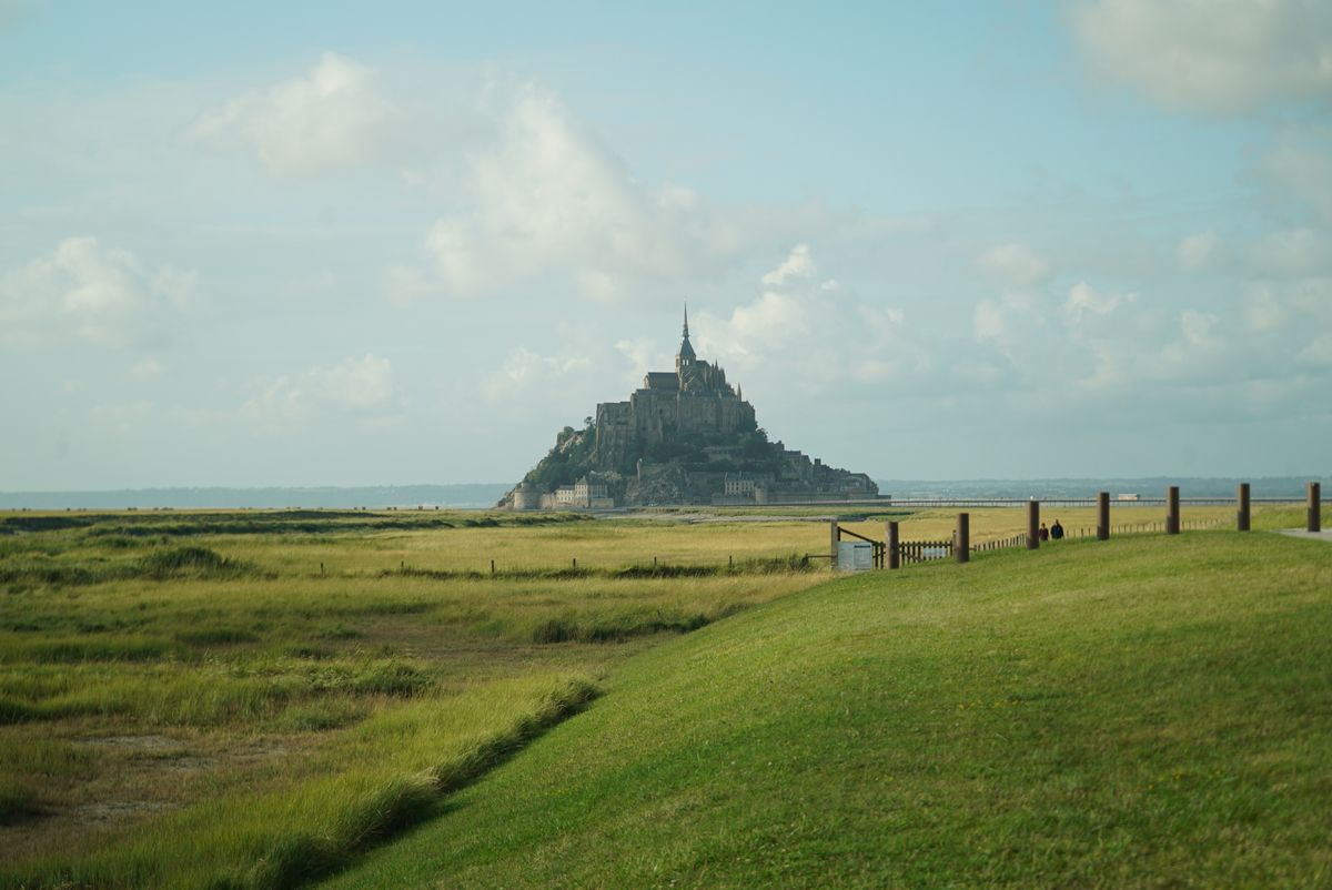 Mont Saint-Michel din Normandia, văzut peste apa golfului
