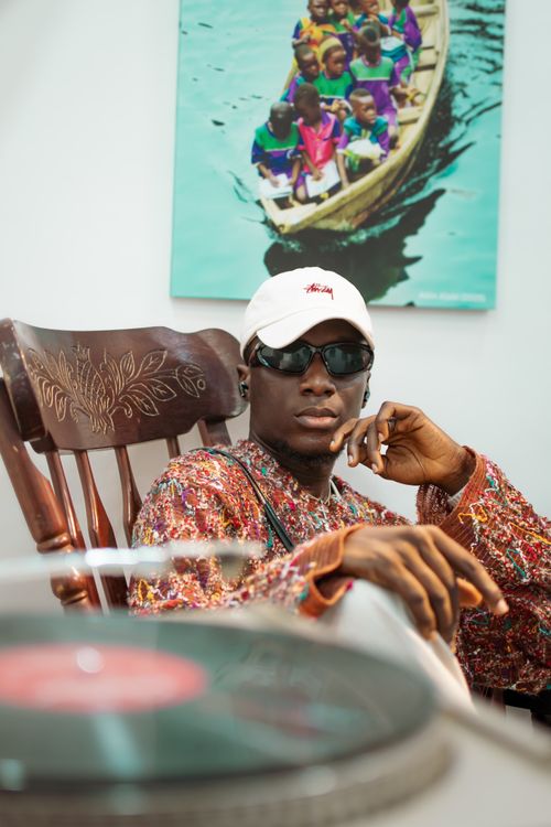 Free Trendy young adult wearing sunglasses and cap indoors, in an artistic setting with vibrant decor. Stock Photo