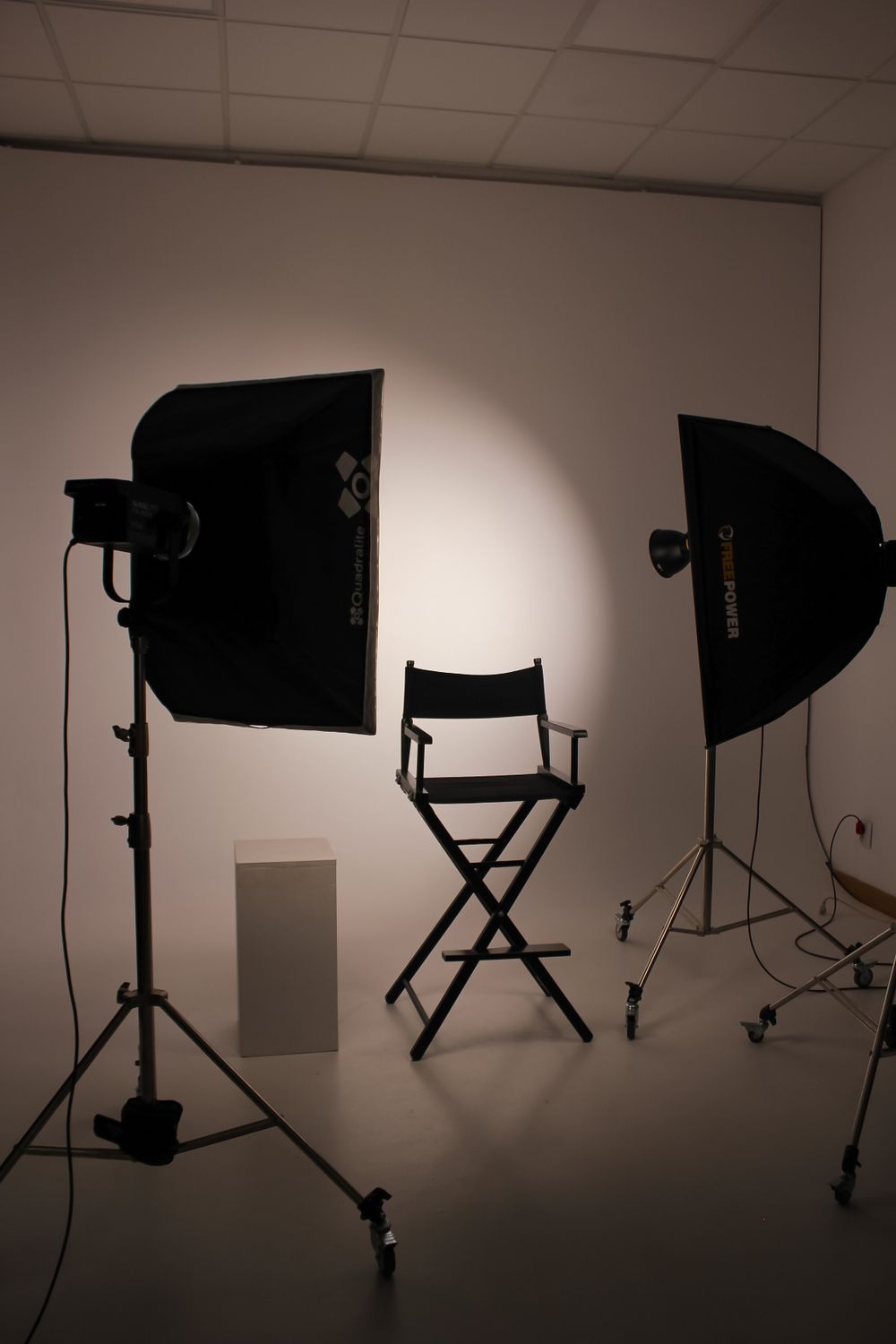 Professional Photography Studio Setup with Equipment · Free Stock Photo