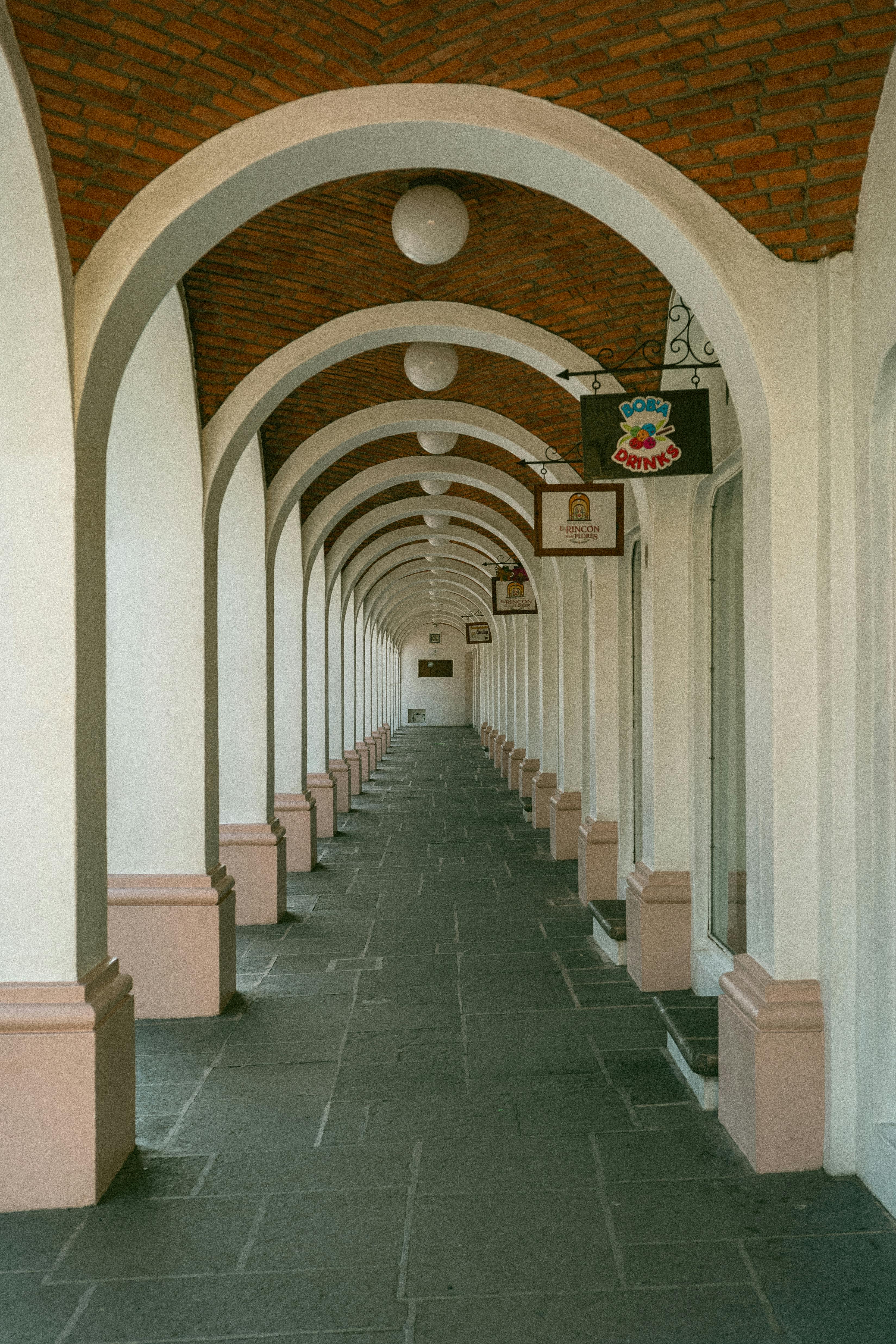 Gratis Elegant Buegangskorridor I Europeisk By Arkivbilde