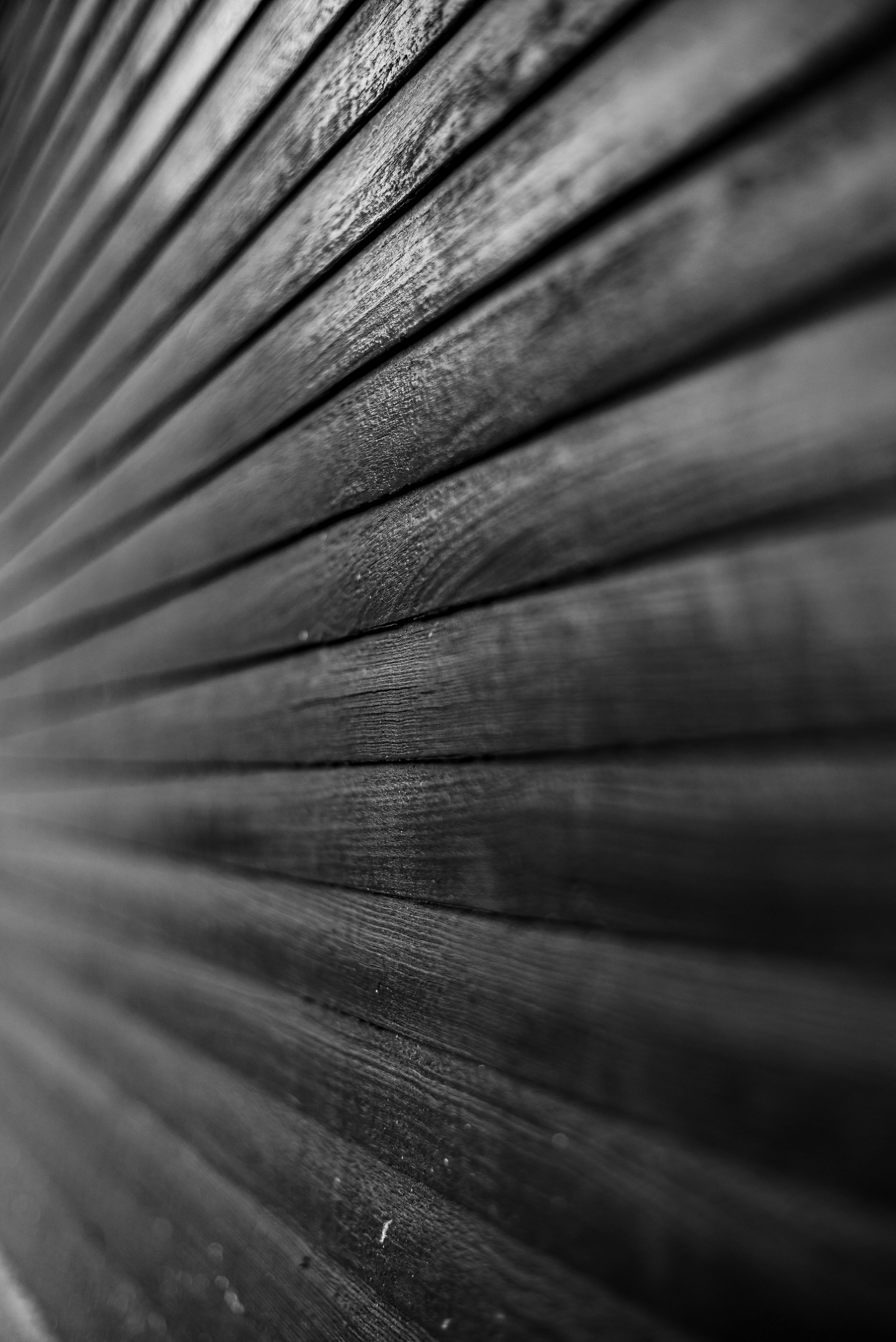 Gratis Fotografía en blanco y negro de primer plano de listones de madera texturizados que crean un patrón abstracto dinámico. Foto de stock