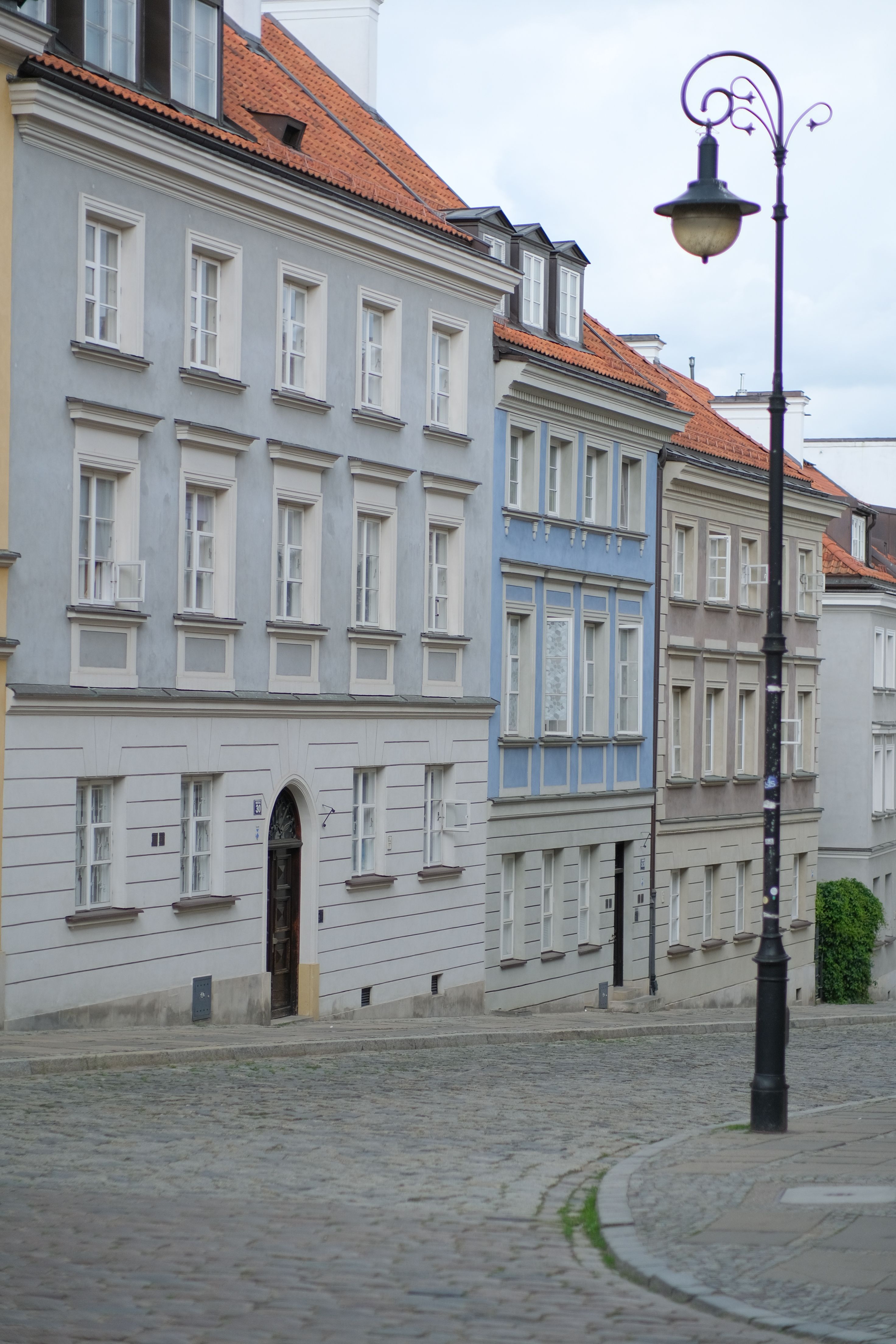 Charming European Street with Historic Architecture · Free Stock Photo