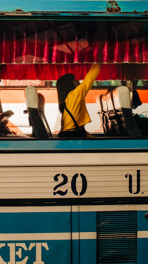 бесплатная Женщина, сидящая в автобусе Стоковое фото