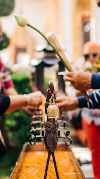 人们带着香和鲜花，在户外参加充满活力的文化仪式