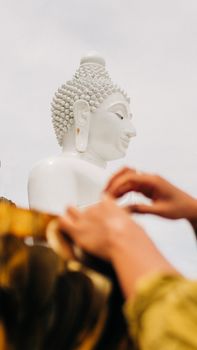 一尊宁静的白色佛像，双手呈奉献姿态，象征着灵性