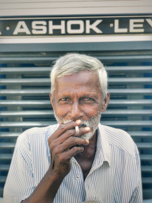 Foto De Hombre Fumando Cigarrillo