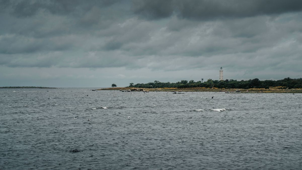 Farul Vilsandi sub cer dramatic si mare agitata