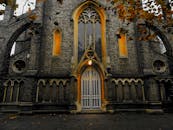 哥特式大教堂立面上，错综复杂的石雕与秋叶共同营造出宁静的氛围