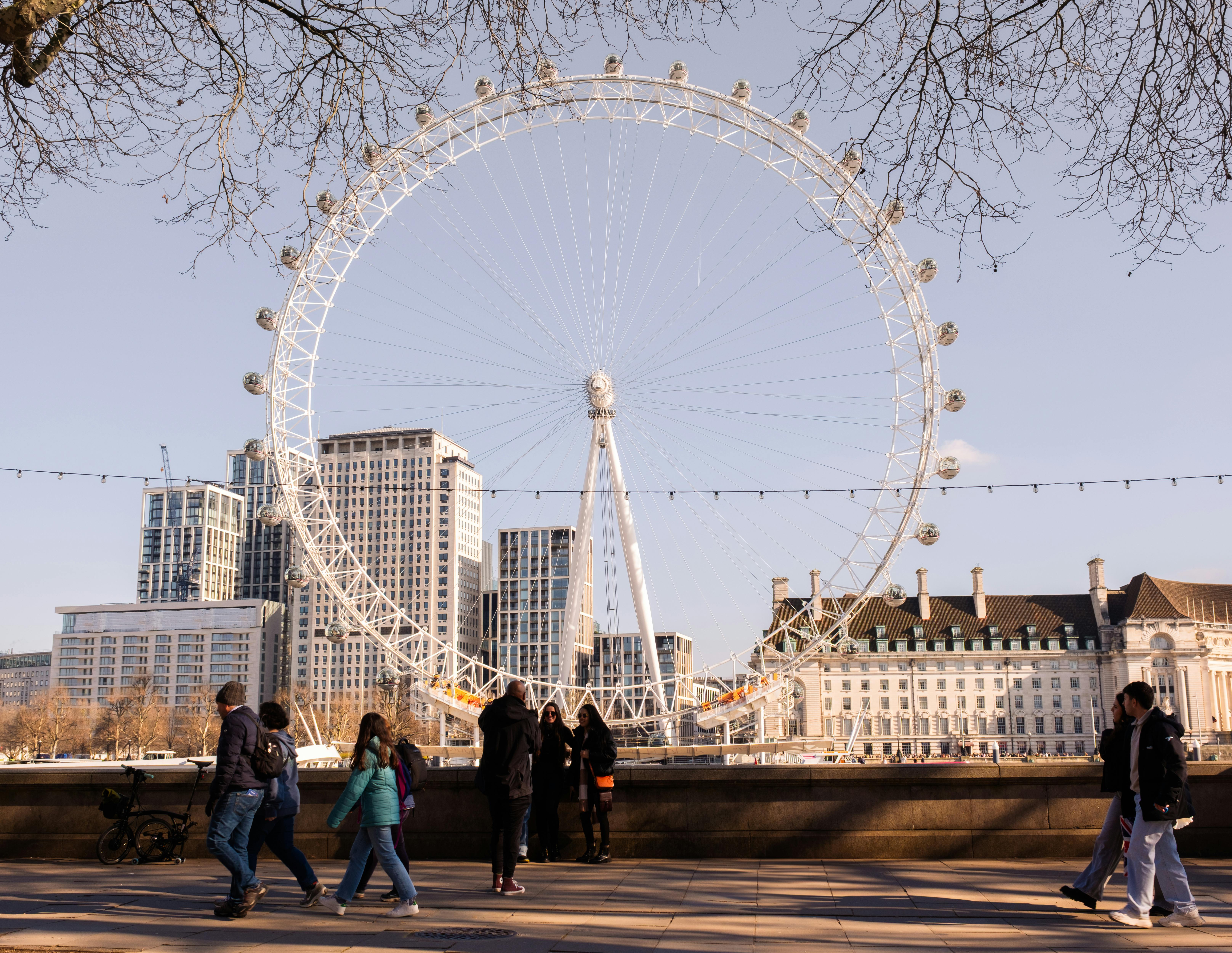 Bank of England leaves interest rates on hold with committee split 8-1; ECB also keeps rates steady – as it happened — Photo 