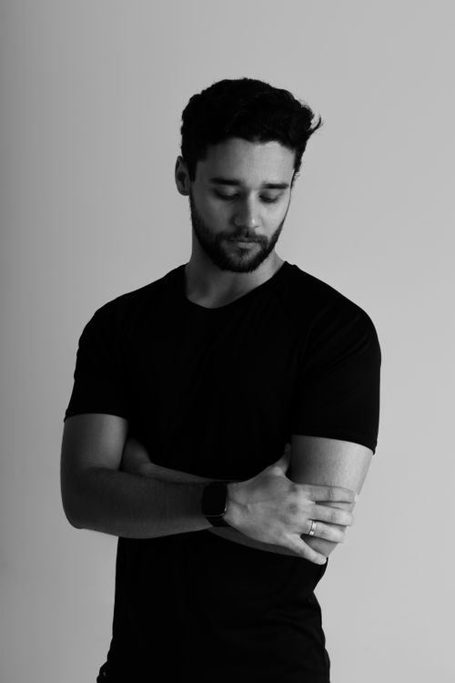 Free Black and white portrait of a contemplative young man in casual attire, looking thoughtful. Stock Photo