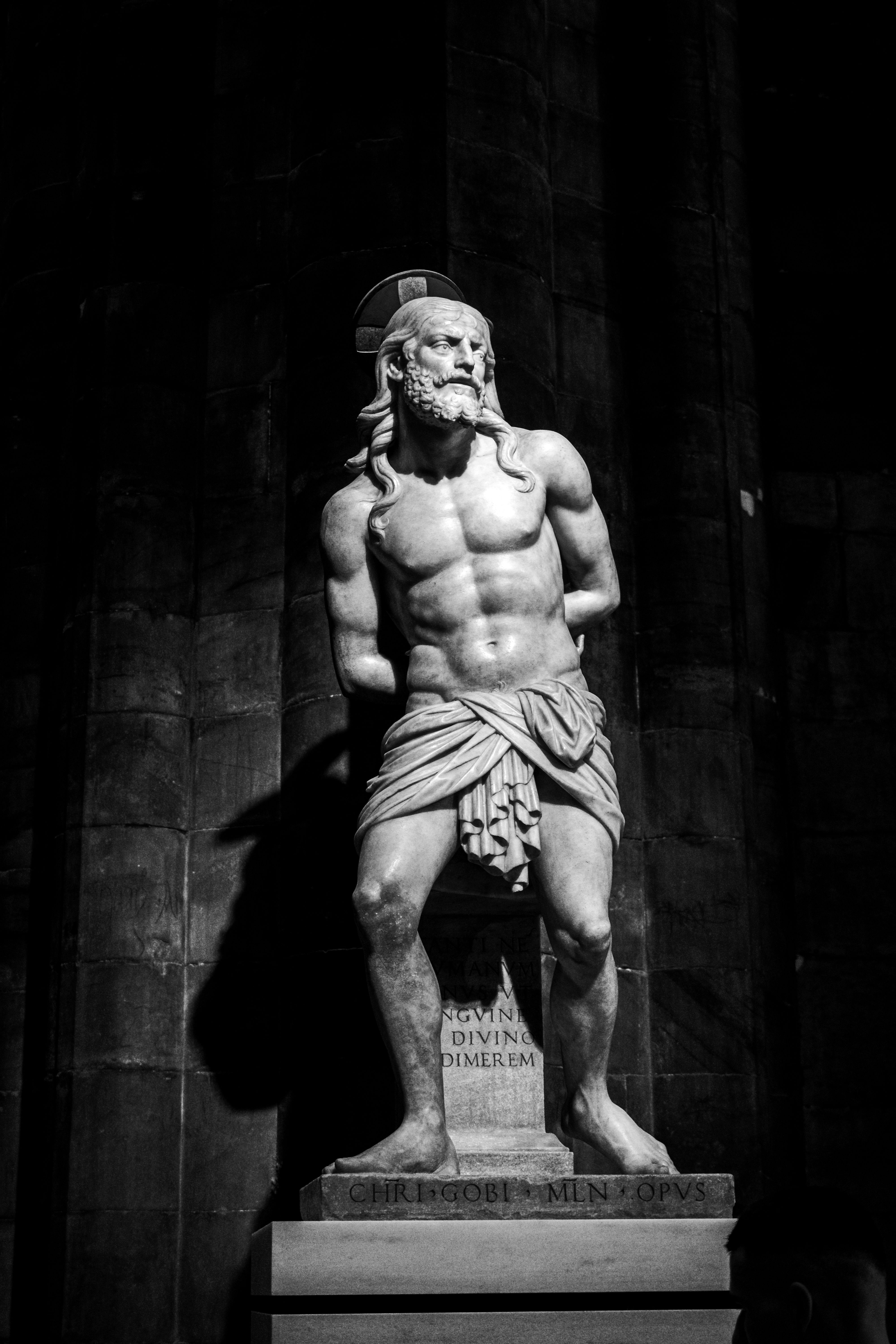 Dramatic Black and White Statue in Milan Cathedral · Free Stock Photo