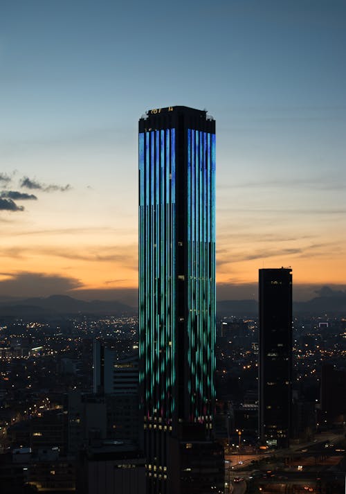 Gece Boyunca Yüksek Bina