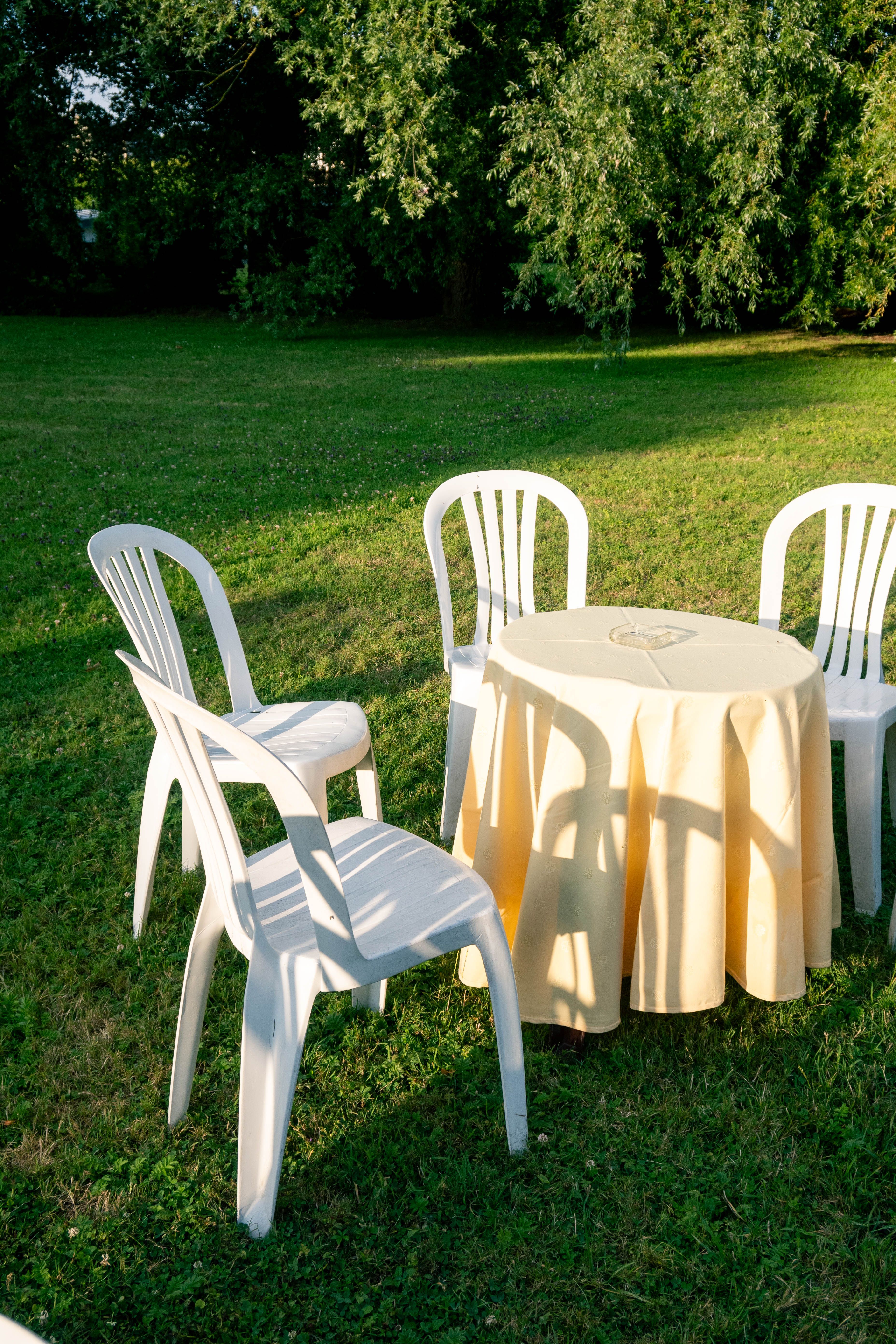 Table et chaises de jardin sur la pelouse