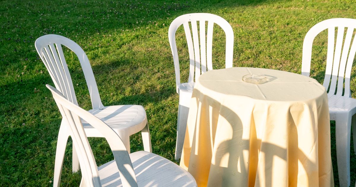 Table et chaises de jardin sur la pelouse
