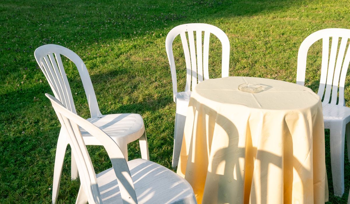 Table et chaises de jardin sur la pelouse