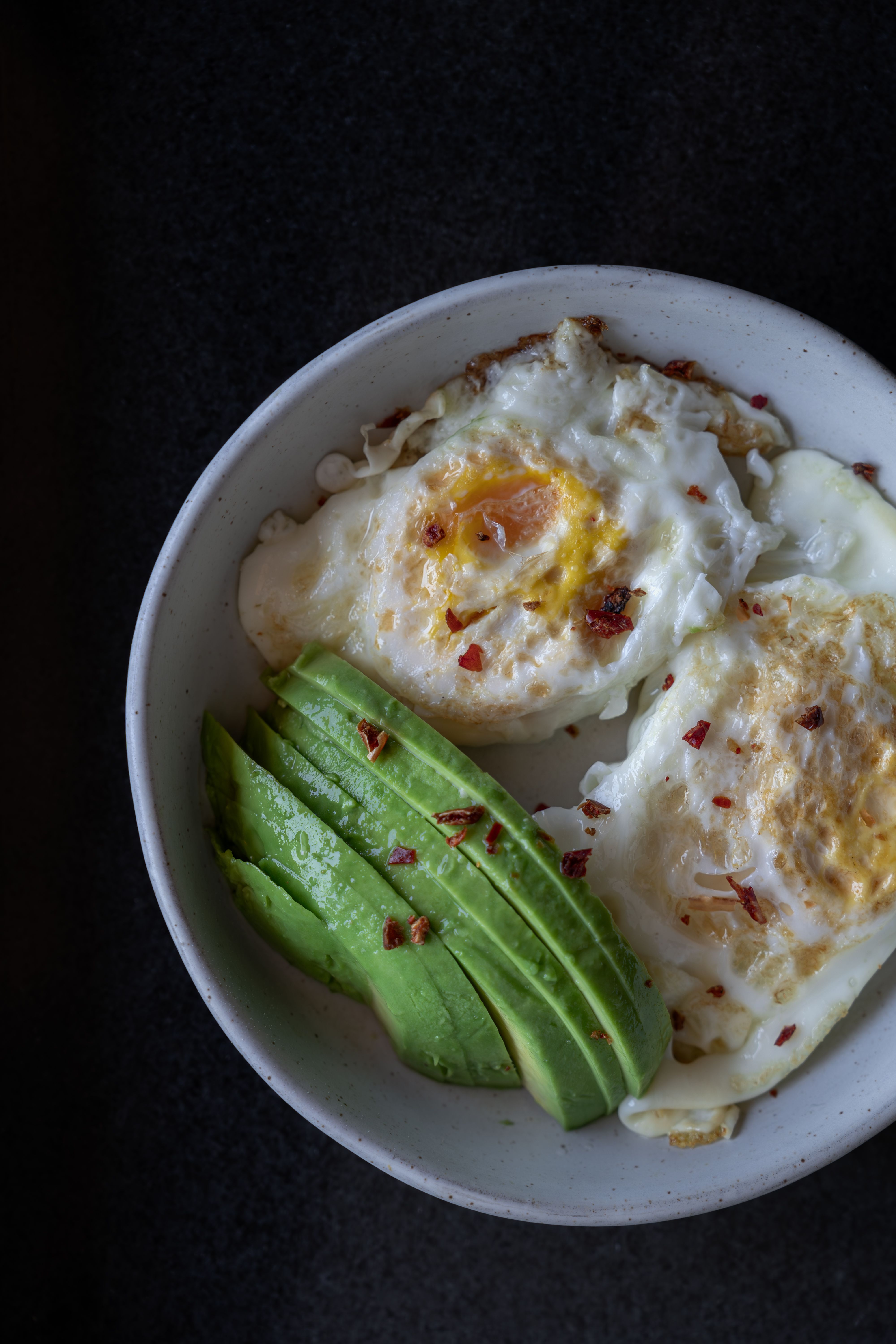 Bowl petit-déjeuner bacon, œuf et avocat