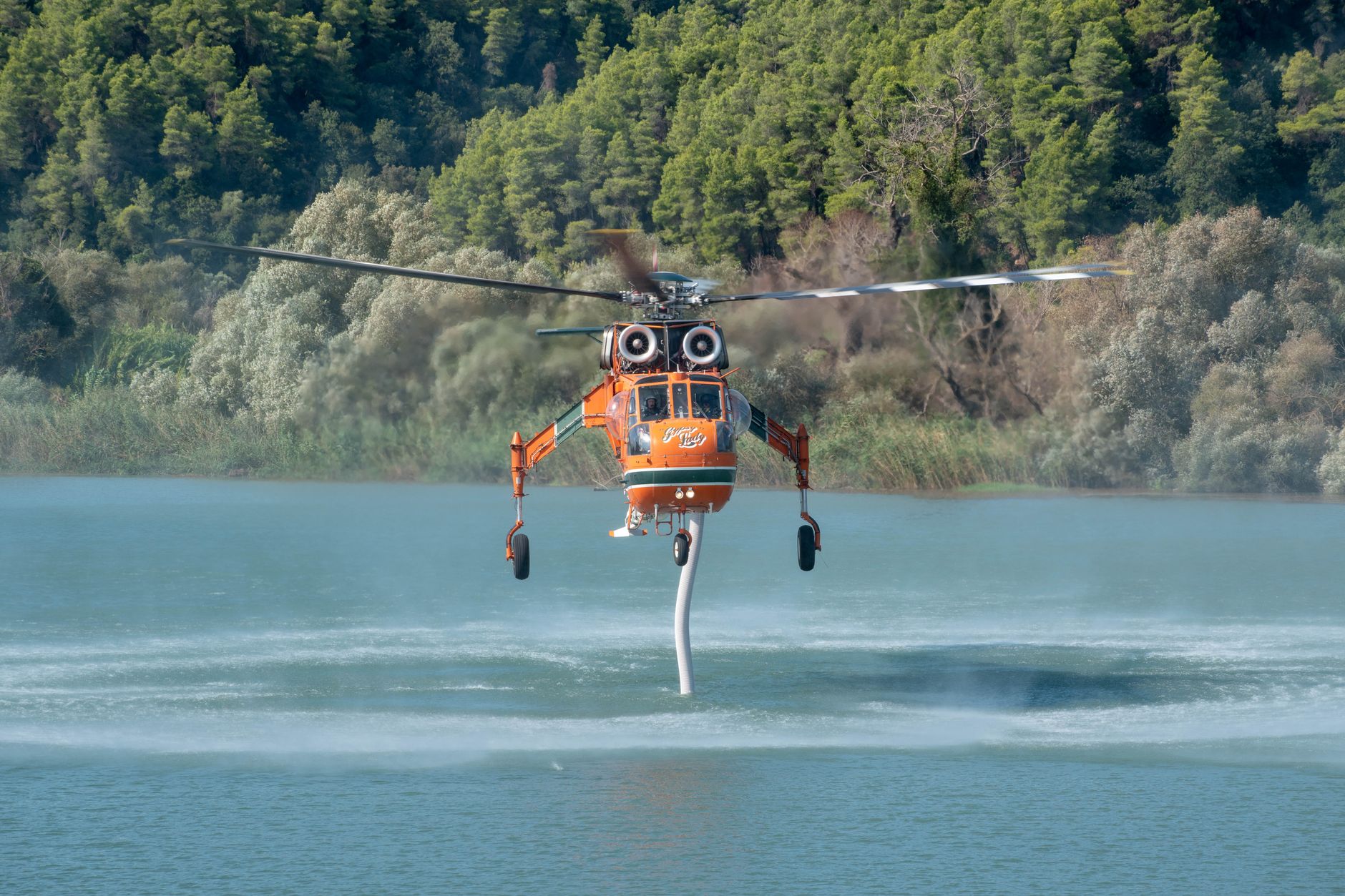 Balsa encalhada em rio perigoso é resgatada por helicóptero