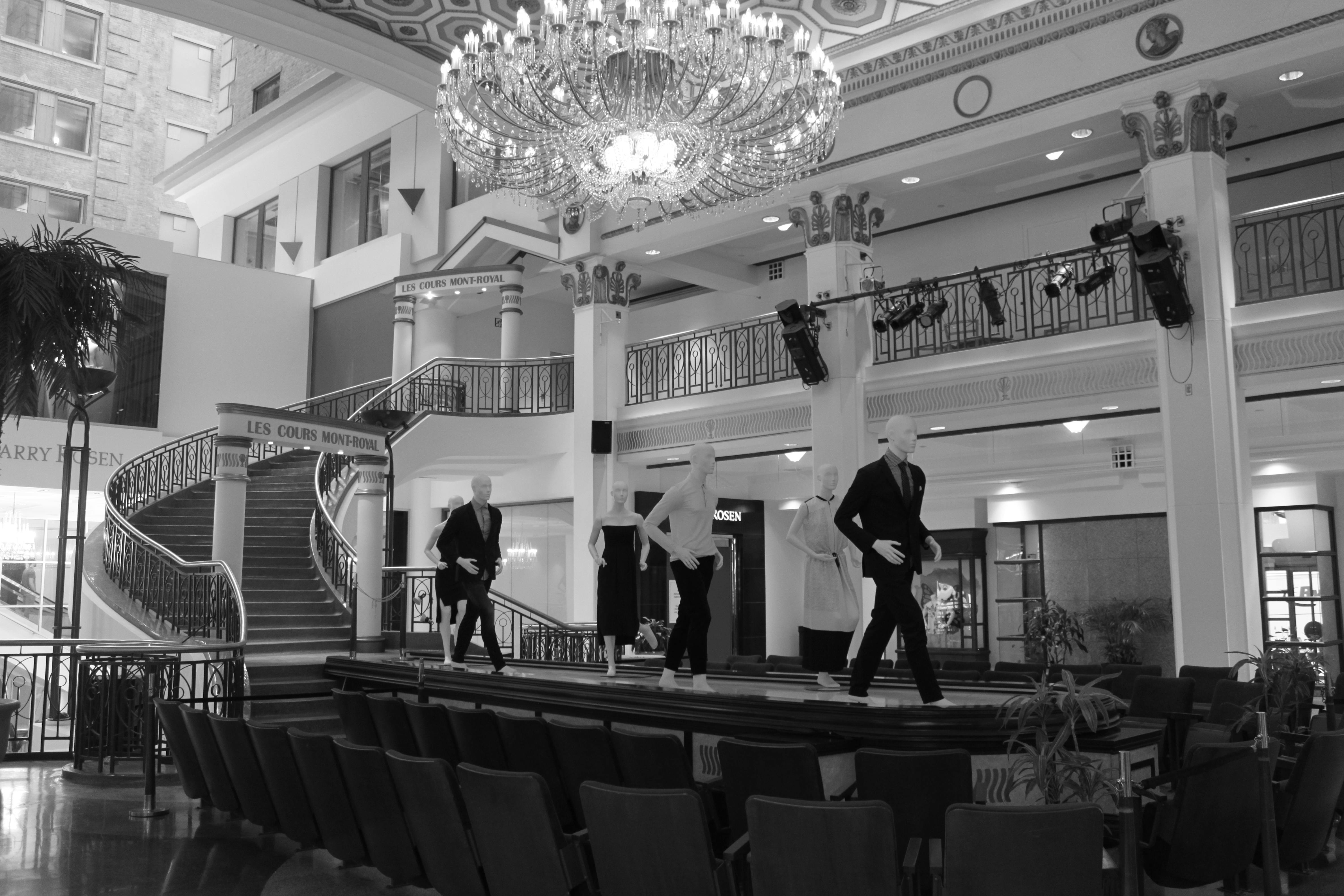 Gratuit Image en noir et blanc d'un espace commercial élégant avec des mannequins dans Les Cours Mont-Royal, Montréal. Photos