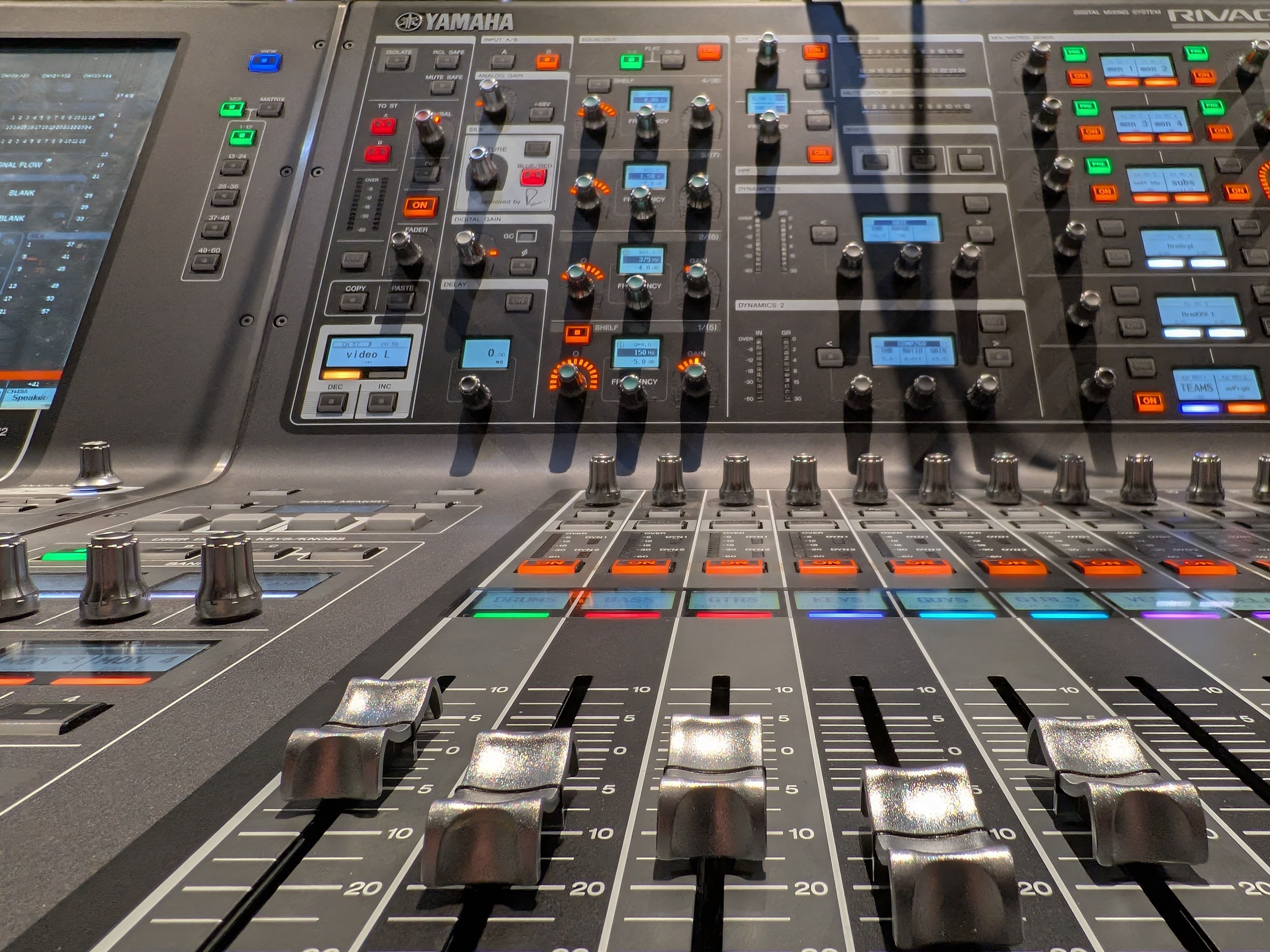 Editare și mixaj audio profesional pentru podcasturi