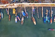 在印度尼西亚贾瓦巴拉特的一个港口，无人机镜头捕捉到了一张令人惊叹的木制船只画面