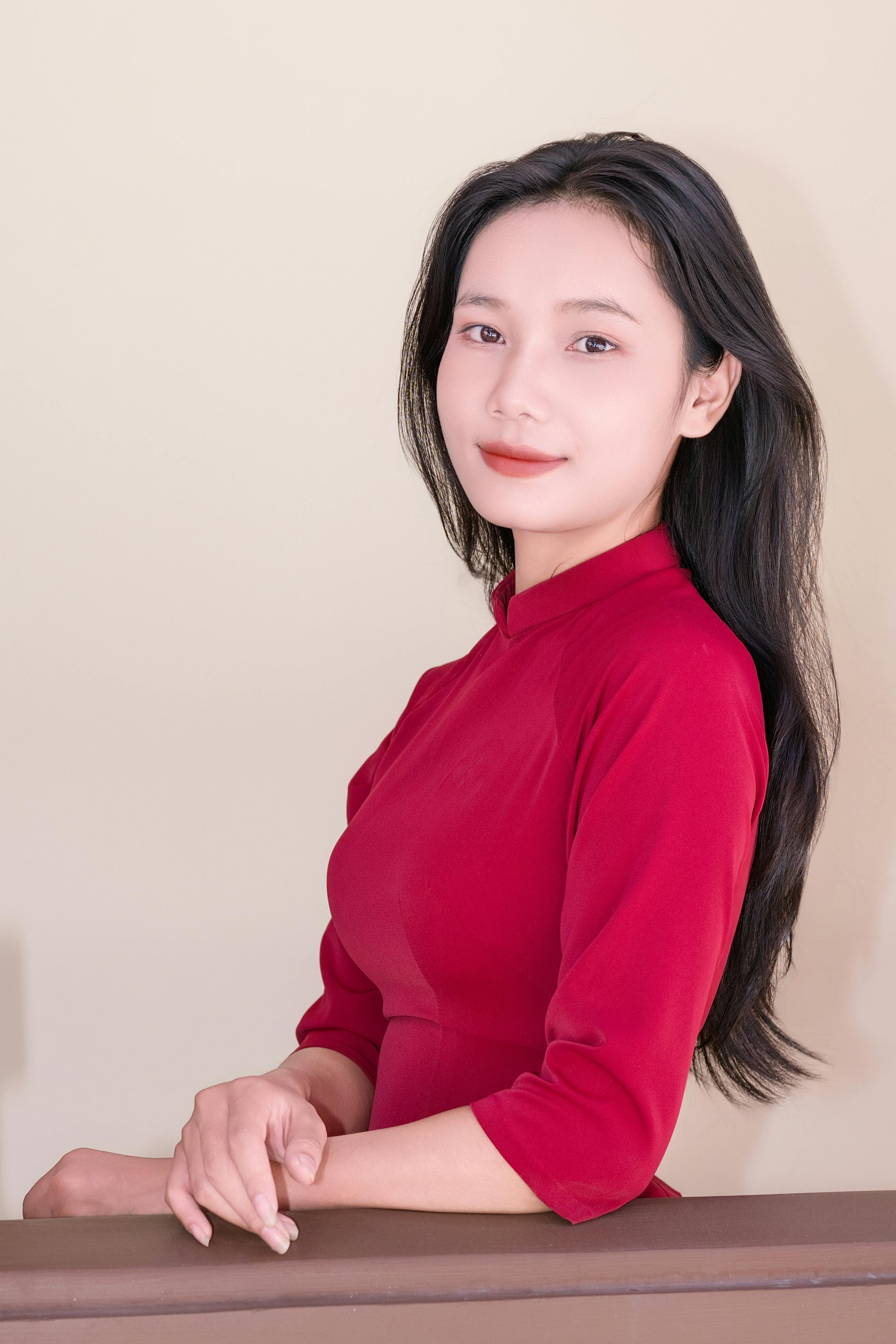 бесплатная Портрет женщины в красном платье в помещении. Изысканный и элегантный вид. Стоковое фото