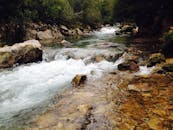 在摩洛哥阿克乔尔，一条美丽的河流水流湍急，景观崎岖