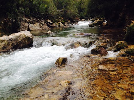 在摩洛哥阿克乔尔，一条美丽的河流水流湍急，景观崎岖