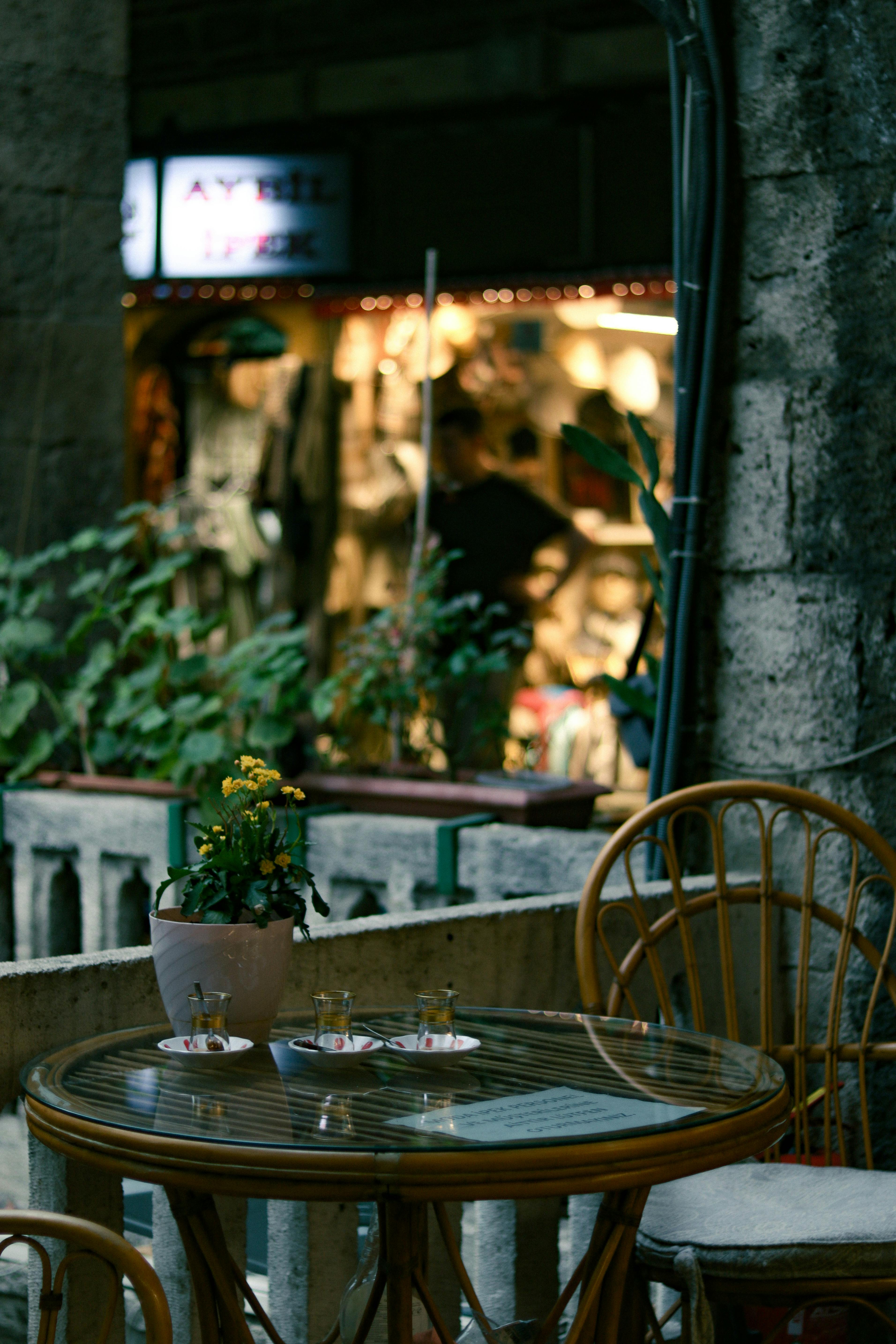 Gratuit Decor fermecător de cafenea cu mobilier din ratan și fundal neclar al unui magazin. Fotografie de stoc