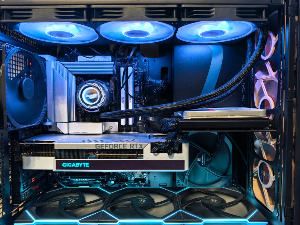 Unutrašnjost gaming PC-a s GeForce RTX karticom, vodenim hlađenjem i RGB osvjetljenjem
