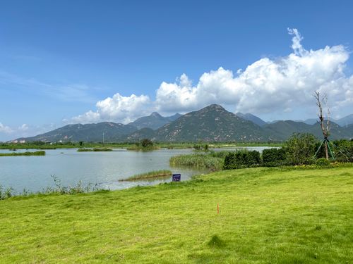 Free Peaceful mountain lake view under clear blue sky, ideal for nature exploration. Stock Photo