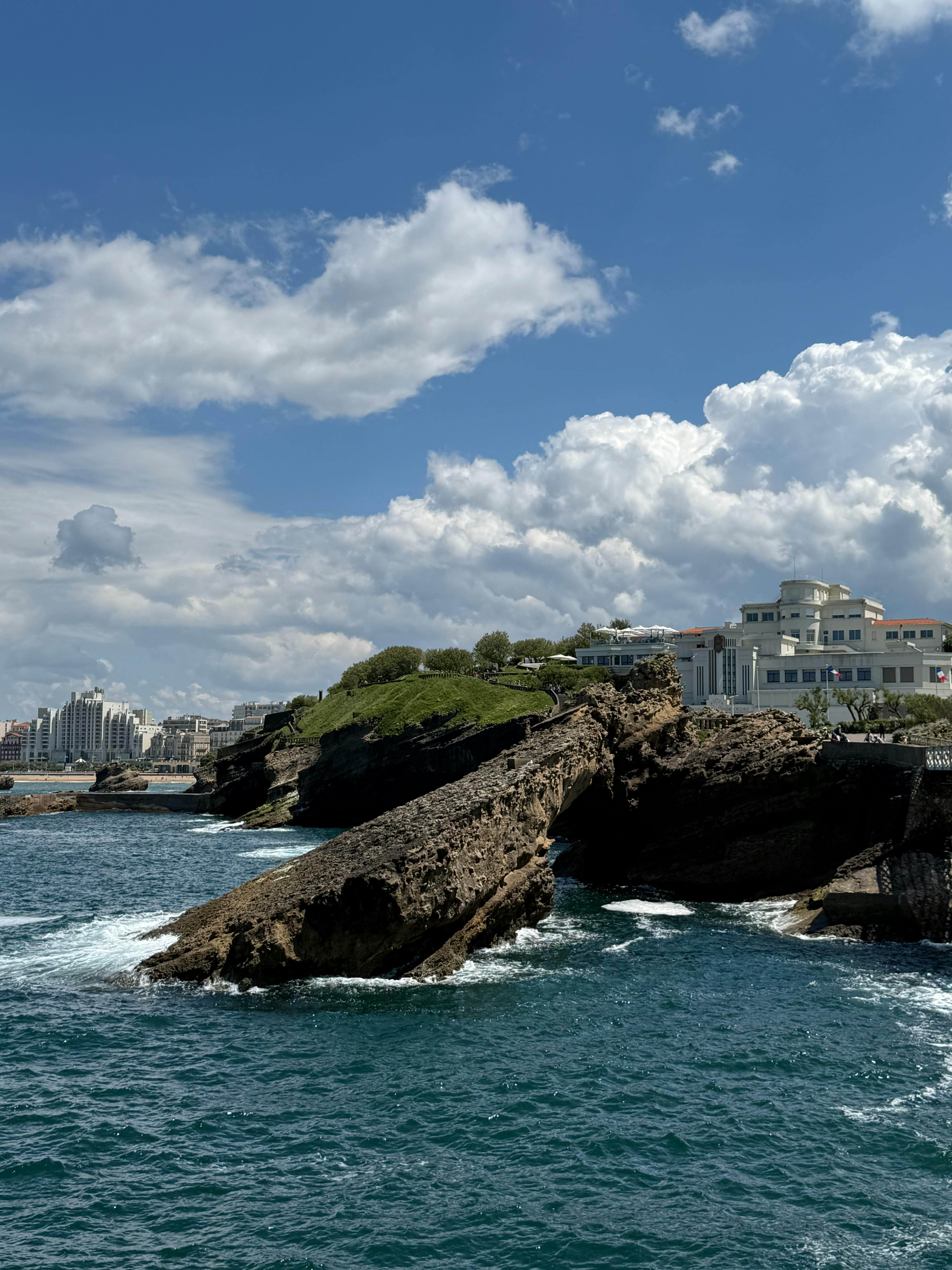 ALT: Vue aérienne de côte basque et nuages — ancrage géographique