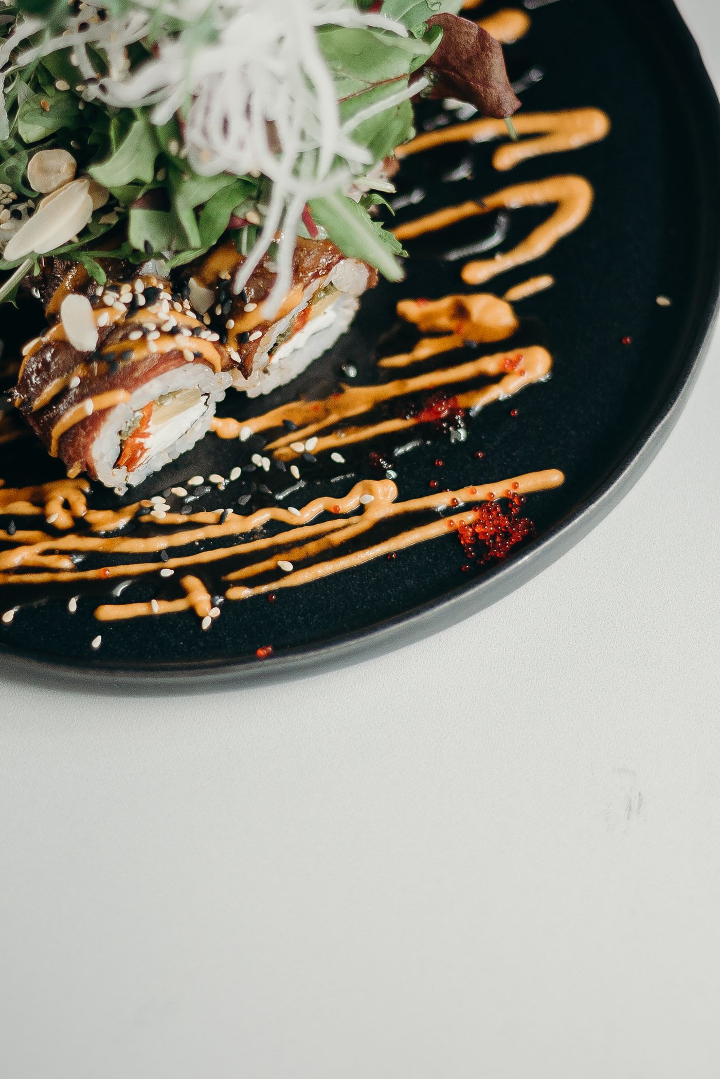Rolls de autor de Maki Maki Sushi sobre plato negro