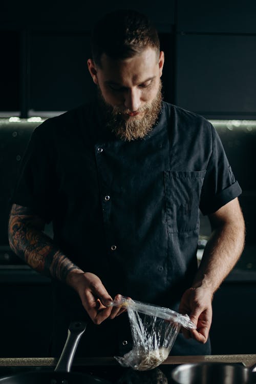 Um Chef Trabalhando Na Cozinha