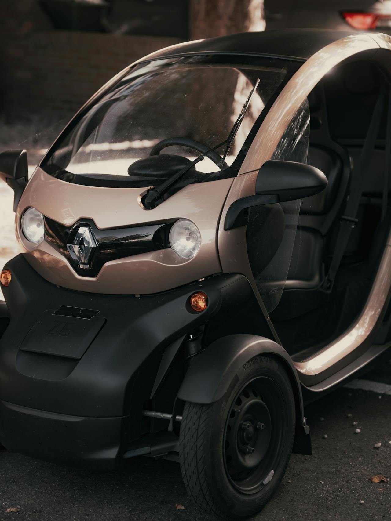 Piccola auto elettrica Renault parcheggiata su una strada cittadina