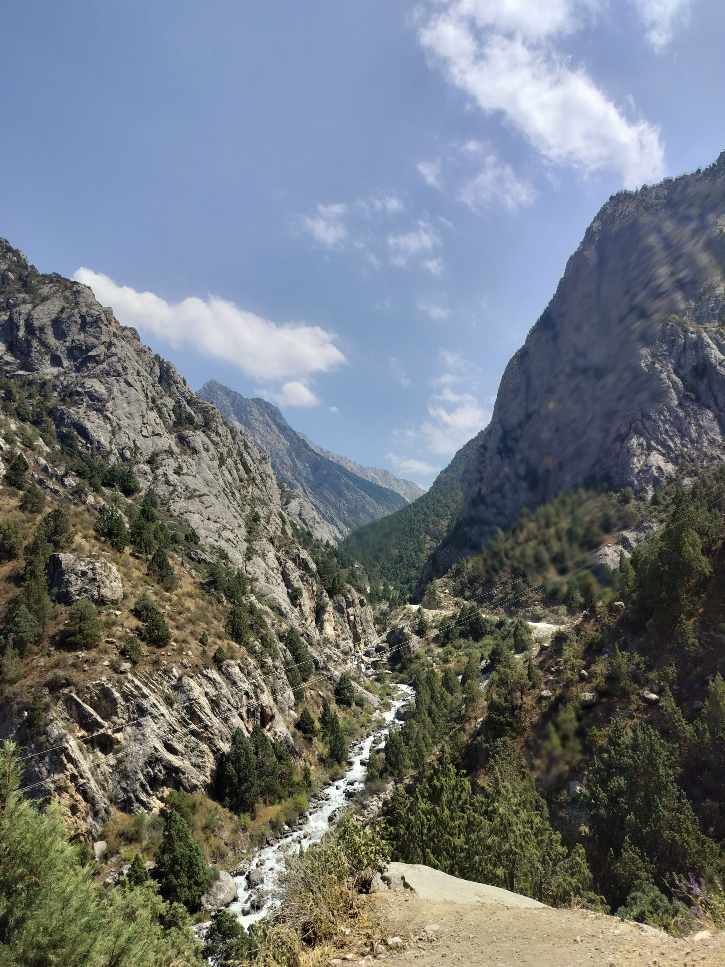 免費 在明亮的天空下，一條河流蜿蜒流過雄偉的山脈，景色令人嘆為觀止。 圖庫相片