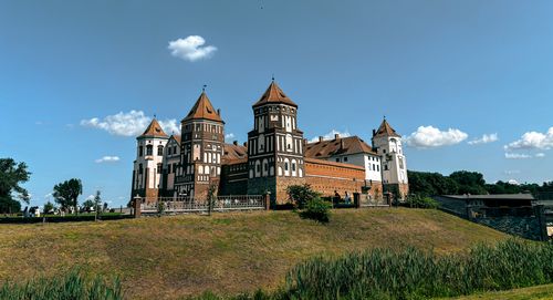 Free Capture of the historic Mir Castle in Belarus, a UNESCO World Heritage site, with clear skies. Stock Photo